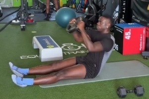 34岁大龄前锋仍在找队！巴洛特利泡在健身房锻炼，表情专注