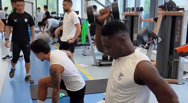 开云-大连加练备战深圳，马马杜单防韦斯利 剩8轮3个争冠队 李国旭搅局