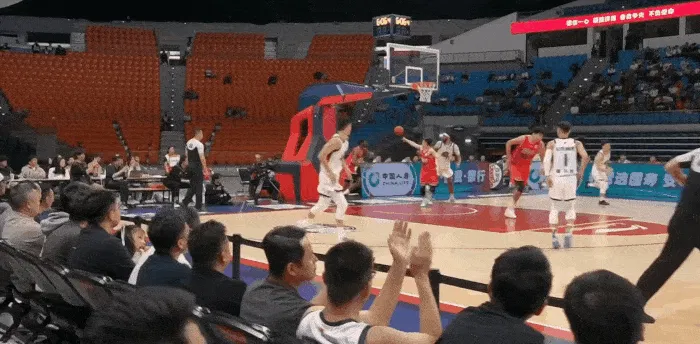 开云体育入口-黄油手？郭艾伦接底线发球失误，被琼斯直接断下